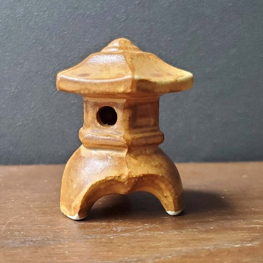 Miniature accessory figure bonkei [miniature lantern (three-legged) (brown)]